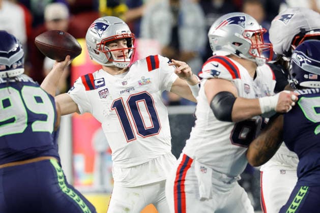 New England Patriots quarterback Drake Maye drops to make a pass against the Seattle Seahawks during the third quarter of Super Bowl LX at Levi s Stadium in Santa Clara, California on Sunday, February 8, 2026.  SBP20260208177 JOHNxANGELILLO
