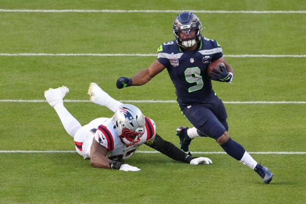 SANTA CLARA, CA - FEBRUARY 08: Seattle Seahawks running back Kenneth Walker III (9) gets away from New England Patriots defensive end Milton Williams (97) during the Seattle Seahawks versus the New England Patriots Super Bowl LX game on February 8, 2026, at Levi s Stadium in Santa Clara, CA. (Photo by Jevone Moore Icon Sportswire) NFL, American Football Herren, USA FEB 08 Super Bowl LX Seahawks vs Patriots EDITORIAL USE ONLY Icon2602083135