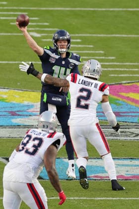 SANTA CLARA, CA - FEBRUARY 08: Seattle Seahawks quarterback Sam Darnold (14) looking to pass under pressure during the Seattle Seahawks versus the New England Patriots Super Bowl LX game on February 8, 2026, at Levi s Stadium in Santa Clara, CA. (Photo by Jevone Moore Icon Sportswire) NFL, American Football Herren, USA FEB 08 Super Bowl LX Seahawks vs Patriots EDITORIAL USE ONLY Icon2602083151