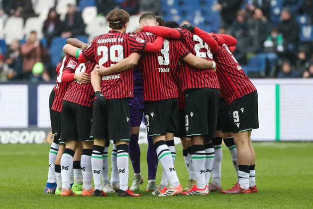 2. Bundesliga - Hannover 96 - Holstein Kiel am 08.02.2026 in der Heinz von Heiden Arena in Hannover Mannschaftskreis Teamkreis von der Mannschaft von Hannover 96 - Feature, Symbol, Symbolfoto, charakteristisch, Detail