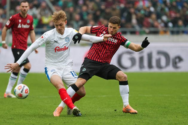 2. Bundesliga - Hannover 96 - Holstein Kiel am 08.02.2026 in der Heinz von Heiden Arena in Hannover Enzo Leopold (Hannover) gegen Kasper Davidsen (Kiel)