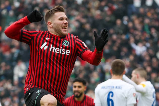 2. Bundesliga - Hannover 96 - Holstein Kiel am 08.02.2026 in der Heinz von Heiden Arena in Hannover Jubel, Torjubel, Torschuetze, Torschütze Benjamin Källman Kaellman (Hannover) jubelt nach seinem Tor zum 1 zu 0