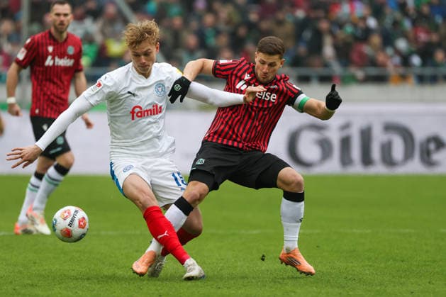 2. Bundesliga - Hannover 96 - Holstein Kiel am 08.02.2026 in der Heinz von Heiden Arena in Hannover Enzo Leopold (Hannover) gegen Kasper Davidsen (Kiel)