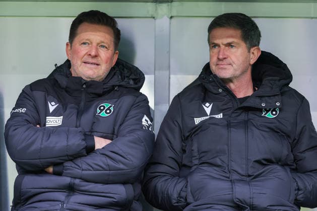 2. Bundesliga - Hannover 96 - Holstein Kiel am 08.02.2026 in der Heinz von Heiden Arena in Hannover Trainer Christian Titz (Hannover) und Sportdirektor Ralf Becker (Hannover) lachen