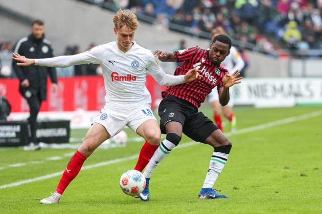 2. Bundesliga - Hannover 96 - Holstein Kiel am 08.02.2026 in der Heinz von Heiden Arena in Hannover Noel Aseko Nkili (Hannover) gegen Kasper Davidsen (Kiel)