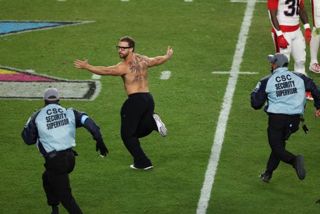 SANTA CLARA, CA - FEBRUARY 08: A streaker is chased by security during the Seattle Seahawks versus the New England Patriots Super Bowl LX game on February 8, 2026, at Levi s Stadium in Santa Clara, CA. (Photo by Matthew Huang Icon Sportswire) NFL, American Football Herren, USA FEB 08 Super Bowl LX Seahawks vs Patriots EDITORIAL USE ONLY Icon26010124321