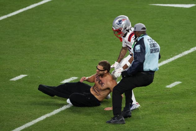 SANTA CLARA, CA - FEBRUARY 08: A streaker is chased by WR Kyle Williams (18) of the New England Patriots and security during the Seattle Seahawks versus the New England Patriots Super Bowl LX game on February 8, 2026, at Levi s Stadium in Santa Clara, CA. (Photo by Matthew Huang Icon Sportswire) NFL, American Football Herren, USA FEB 08 Super Bowl LX Seahawks vs Patriots EDITORIAL USE ONLY Icon26010124323