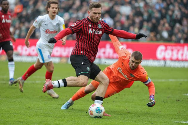 2. Bundesliga - Hannover 96 - Holstein Kiel am 08.02.2026 in der Heinz von Heiden Arena in Hannover Benjamin Källman Kaellman (Hannover) gegen Torwart Timon Weiner (Kiel)