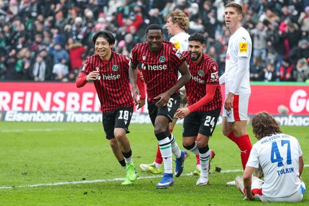 2. Bundesliga - Hannover 96 - Holstein Kiel am 08.02.2026 in der Heinz von Heiden Arena in Hannover Jubel, Torjubel, Torschuetze, Torschütze Noel Aseko Nkili (Hannover) jubelt nach seinem Tor zum 2 zu 0 mit der Mannschaft, hier mit Daisuke Yokota (Hannover) und Elias Saad (Hannover)
