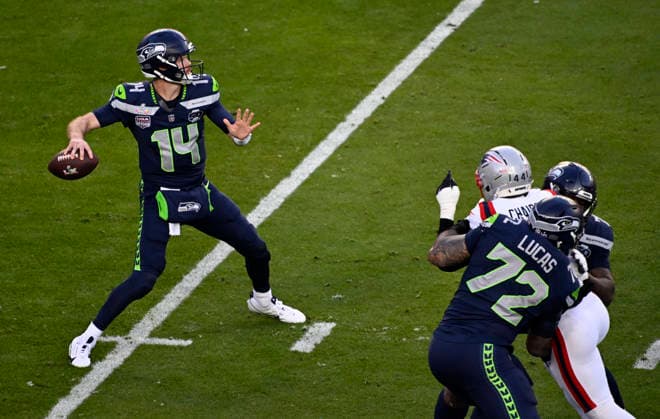 NFL, American Football Herren, USA 2026: Super Bowl LX FEB 08 Seattle Seahawks quarterback Sam Darnold (14) during the 1st half NFL Super Bowl 60 LX football game between the New England Patriots and the Seattle Seahawks in Santa Clara, CA on Feb 8, 2026 Charles Baus CSM.(Credit Image: Charles Baus Cal Media) Santa Clara Ca United States of America EDITORIAL USE ONLY Copyright: xx ZUMA-20260208_faf_c04_127.jpg CharlesxBausx csmphotothree472720