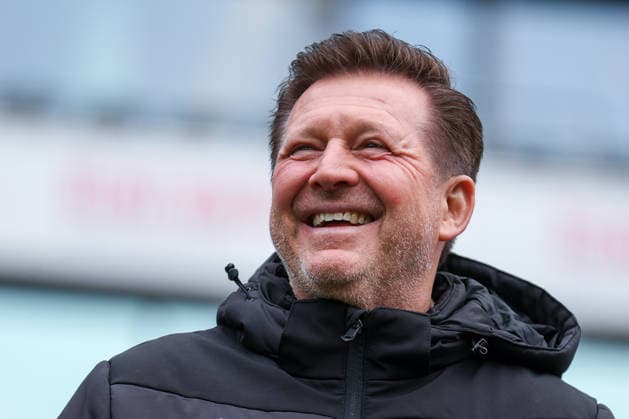 2. Bundesliga - Hannover 96 - Holstein Kiel am 08.02.2026 in der Heinz von Heiden Arena in Hannover Trainer Christian Titz (Hannover) lacht lächelt