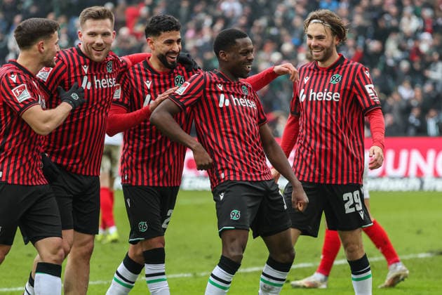2. Bundesliga - Hannover 96 - Holstein Kiel am 08.02.2026 in der Heinz von Heiden Arena in Hannover Jubel, Torjubel, Torschuetze, Torschütze Noel Aseko Nkili (Hannover) jubelt nach seinem Tor zum 2 zu 0 mit der Mannschaft