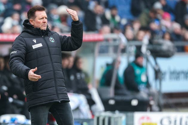2. Bundesliga - Hannover 96 - Holstein Kiel am 08.02.2026 in der Heinz von Heiden Arena in Hannover Trainer Christian Titz (Hannover) gestikuliert