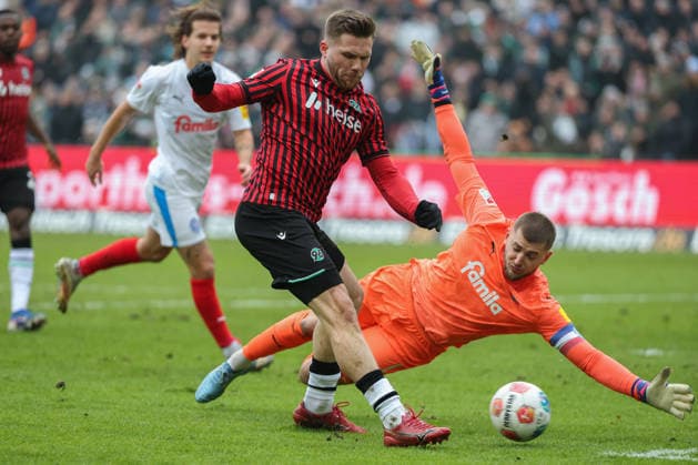 2. Bundesliga - Hannover 96 - Holstein Kiel am 08.02.2026 in der Heinz von Heiden Arena in Hannover Benjamin Källman Kaellman (Hannover) gegen Torwart Timon Weiner (Kiel)