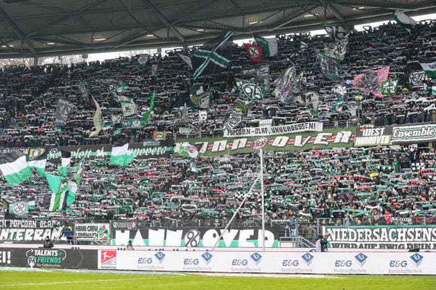 2. Bundesliga - Hannover 96 - Holstein Kiel am 08.02.2026 in der Heinz von Heiden Arena in Hannover Die Hannover 96 Fans in der Nordkurve mit einer Schalparade