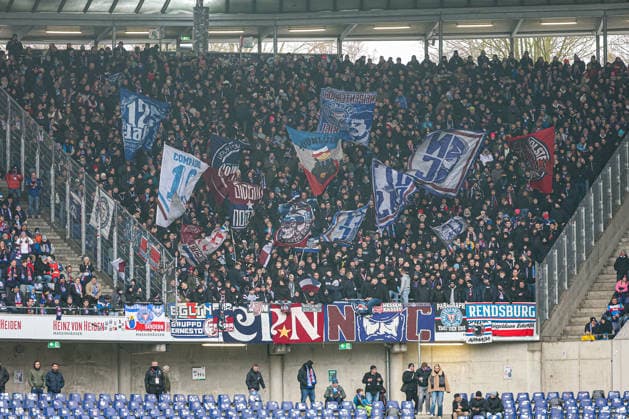 2. Bundesliga - Hannover 96 - Holstein Kiel am 08.02.2026 in der Heinz von Heiden Arena in Hannover Die Holstein Kiel Fans schwenken im Gästeblock Fahnen