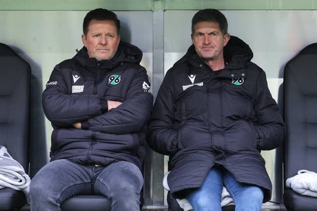 2. Bundesliga - Hannover 96 - Holstein Kiel am 08.02.2026 in der Heinz von Heiden Arena in Hannover Trainer Christian Titz (Hannover) und Sportdirektor Ralf Becker (Hannover)