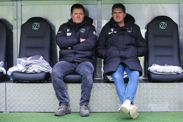 2. Bundesliga - Hannover 96 - Holstein Kiel am 08.02.2026 in der Heinz von Heiden Arena in Hannover Trainer Christian Titz (Hannover) und Sportdirektor Ralf Becker (Hannover)