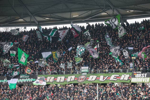 2. Bundesliga - Hannover 96 - Holstein Kiel am 08.02.2026 in der Heinz von Heiden Arena in Hannover Die Hannover 96 Fans schwenken in der Nordkurve Fahnen
