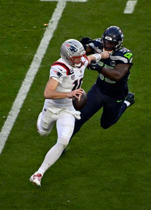 New England Patriots quarterback Drake Maye (10) is chased by Seattle Seahawks linebacker Boye Mafe (53) during the NFL, American Football Herren, USA Super Bowl 60 LX football game between the New England Patriots and the Seattle Seahawks in Santa Clara, CA on Feb 8, 2026 CSM. Santa Clara United States of America - ZUMAc04_ 20260208_faf_c04_136 Copyright: xCharlesxBausx