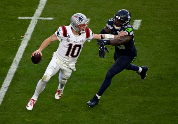 New England Patriots quarterback Drake Maye (10) is chased by Seattle Seahawks linebacker Boye Mafe (53) during the NFL, American Football Herren, USA Super Bowl 60 LX football game between the New England Patriots and the Seattle Seahawks in Santa Clara, CA on Feb 8, 2026 CSM. Santa Clara United States of America - ZUMAc04_ 20260208_faf_c04_152 Copyright: xCharlesxBausx