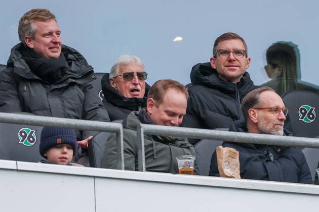 2. Bundesliga - Hannover 96 - Holstein Kiel am 08.02.2026 in der Heinz von Heiden Arena in Hannover Per Mertesacker mit seinem Vater Stefan und Bruder Timo auf der Tribüne