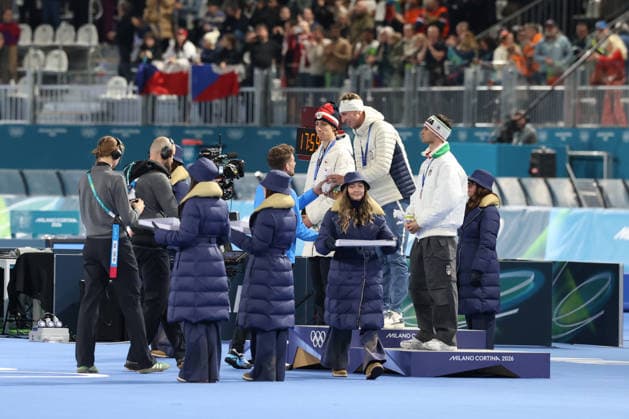 February 8, 2026, Rho, Lombardy, Italy: SANDER EITREM of Norway receives the gold medal in the Men s Speed skating, Eisschnelllauf 5000m at the Milano Cortina 2026 Winter Olympic Games, Olympische Spiele, Olympia, OS Olympics 2026: Milano Cortina: Speed Skating  - ZUMAc179 20260208_oly_c179_266 Copyright: xMickaelxChavetx