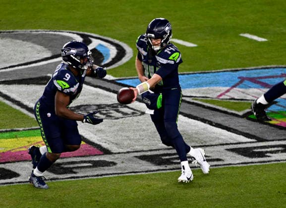 February 8, 2026, Santa Clara, California, USA: Seattle Seahawks quarterback SAM DARNOLD (14) hands off to Seattle Seahawks running back Kenneth Walker III (9)during the 1st half NFL, American Football Herren, USA Super Bowl 60 LX football game between the New England Patriots and the Seattle Seahawks in Santa Clara. NFL 2025: Super Bowl LX: Seattle 29:13 New England  - ZUMAc04_ 20260208_faf_c04_157 Copyright: xCharlesxBausx