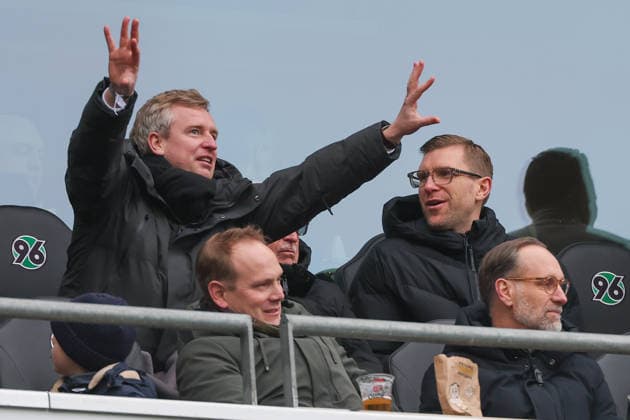 2. Bundesliga - Hannover 96 - Holstein Kiel am 08.02.2026 in der Heinz von Heiden Arena in Hannover Per Mertesacker mit seinem Bruder Timo auf der Tribüne
