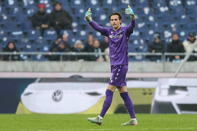 2. Bundesliga - Hannover 96 - Holstein Kiel am 08.02.2026 in der Heinz von Heiden Arena in Hannover Torwart Nahuel Nicolas Noll (Hannover) gestikuliert