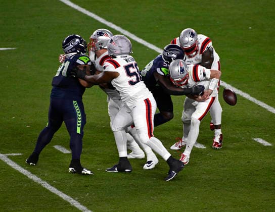 NFL, American Football Herren, USA 2026: Super Bowl LX FEB 08 New England Patriots quarterback Drake Maye (10) fumbles the ball after being hit by Seattle Seahawks linebacker Derick Hall (58) during the NFL Super Bowl 60 LX football game between the New England Patriots and the Seattle Seahawks in Santa Clara, CA on Feb 8, 2026 Charles Baus CSM.(Credit Image: Â Charles Baus Cal Media) Santa Clara Ca United States of America EDITORIAL USE ONLY Copyright: xx ZUMA-20260208_faf_c04_178.jpg CharlesxBausx csmphotothree472784