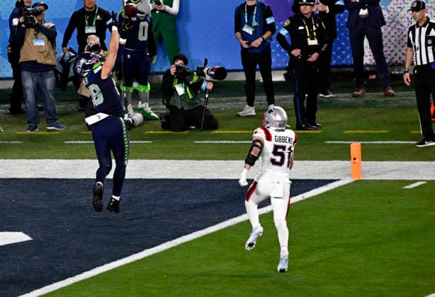 Seattle Seahawks tight end AJ Barner (88) catches a touchdownl during the NFL, American Football Herren, USA Super Bowl 60 LX football game between the New England Patriots and the Seattle Seahawks in Santa Clara, CA on Feb 8, 2026 CSM. Santa Clara United States of America - ZUMAc04_ 20260208_faf_c04_169 Copyright: xCharlesxBausx
