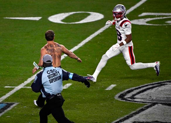 a fan runs onto the field during the NFL, American Football Herren, USA Super Bowl 60 LX football game between the New England Patriots and the Seattle Seahawks in Santa Clara, CA on Feb 8, 2026 CSM. Santa Clara United States of America - ZUMAc04_ 20260208_faf_c04_173 Copyright: xCharlesxBausx