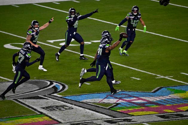 Seattle Seahawks defensive tackle Byron Murphy II (91) celebrates a fumble recovery New England Patriots quarterback Drake Maye (10) fumbles the ball during the NFL, American Football Herren, USA Super Bowl 60 LX football game between the New England Patriots and the Seattle Seahawks in Santa Clara, CA on Feb 8, 2026 CSM. Santa Clara United States of America - ZUMAc04_ 20260208_faf_c04_176 Copyright: xCharlesxBausx