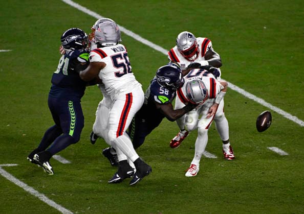 New England Patriots quarterback Drake Maye (10) fumbles the ball after being hit by Seattle Seahawks linebacker Derick Hall (58) during the NFL, American Football Herren, USA Super Bowl 60 LX football game between the New England Patriots and the Seattle Seahawks in Santa Clara, CA on Feb 8, 2026 CSM. Santa Clara United States of America - ZUMAc04_ 20260208_faf_c04_177 Copyright: xCharlesxBausx