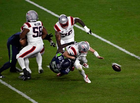 New England Patriots quarterback Drake Maye (10) fumbles the ball after being hit by Seattle Seahawks linebacker Derick Hall (58) during the NFL, American Football Herren, USA Super Bowl 60 LX football game between the New England Patriots and the Seattle Seahawks in Santa Clara, CA on Feb 8, 2026 CSM. Santa Clara United States of America - ZUMAc04_ 20260208_faf_c04_181 Copyright: xCharlesxBausx