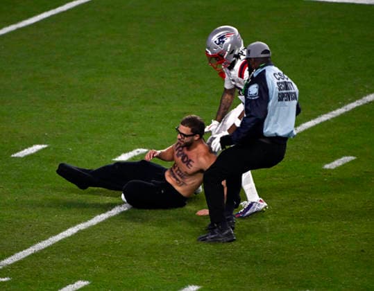 a fan runs onto the field during the NFL, American Football Herren, USA Super Bowl 60 LX football game between the New England Patriots and the Seattle Seahawks in Santa Clara, CA on Feb 8, 2026 CSM. Santa Clara United States of America - ZUMAc04_ 20260208_faf_c04_184 Copyright: xCharlesxBausx
