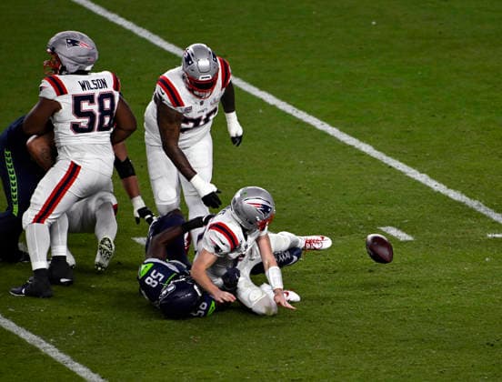 New England Patriots quarterback Drake Maye (10) fumbles the ball after being hit by Seattle Seahawks linebacker Derick Hall (58) during the NFL, American Football Herren, USA Super Bowl 60 LX football game between the New England Patriots and the Seattle Seahawks in Santa Clara, CA on Feb 8, 2026 CSM. Santa Clara United States of America - ZUMAc04_ 20260208_faf_c04_189 Copyright: xCharlesxBausx