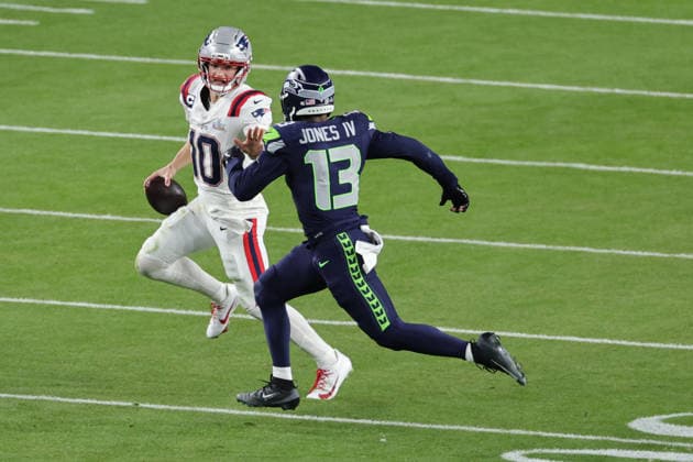 SANTA CLARA, CA - FEBRUARY 08: New England Patriots quarterback Drake Maye (10) scrambles from Seattle Seahawks linebacker Ernest Jones (13) during the Seattle Seahawks versus the New England Patriots Super Bowl LX game on February 8, 2026, at Levi s Stadium in Santa Clara, CA. (Photo by Jevone Moore Icon Sportswire) NFL, American Football Herren, USA FEB 08 Super Bowl LX Seahawks vs Patriots EDITORIAL USE ONLY Icon2602083166