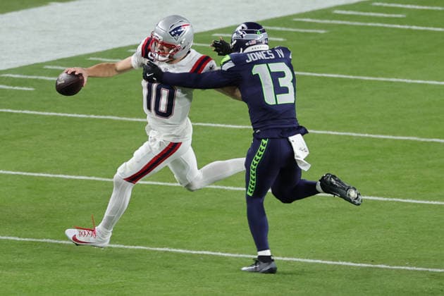 SANTA CLARA, CA - FEBRUARY 08: New England Patriots quarterback Drake Maye (10) scrambles from Seattle Seahawks linebacker Ernest Jones (13) during the Seattle Seahawks versus the New England Patriots Super Bowl LX game on February 8, 2026, at Levi s Stadium in Santa Clara, CA. (Photo by Jevone Moore Icon Sportswire) NFL, American Football Herren, USA FEB 08 Super Bowl LX Seahawks vs Patriots EDITORIAL USE ONLY Icon2602083167
