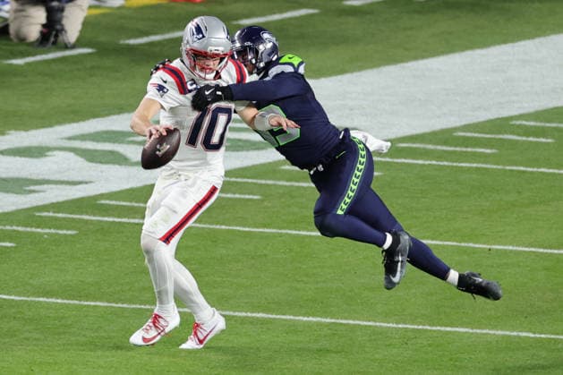 SANTA CLARA, CA - FEBRUARY 08: New England Patriots quarterback Drake Maye (10) scrambles from Seattle Seahawks linebacker Ernest Jones (13) during the Seattle Seahawks versus the New England Patriots Super Bowl LX game on February 8, 2026, at Levi s Stadium in Santa Clara, CA. (Photo by Jevone Moore Icon Sportswire) NFL, American Football Herren, USA FEB 08 Super Bowl LX Seahawks vs Patriots EDITORIAL USE ONLY Icon2602083168