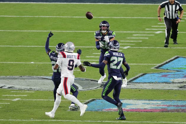 SANTA CLARA, CA - FEBRUARY 08: Seattle Seahawks safety Julian Love (20) waits for an interception during the Seattle Seahawks versus the New England Patriots Super Bowl LX game on February 8, 2026, at Levi s Stadium in Santa Clara, CA. (Photo by Jevone Moore Icon Sportswire) NFL, American Football Herren, USA FEB 08 Super Bowl LX Seahawks vs Patriots EDITORIAL USE ONLY Icon2602083173