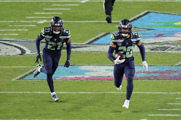 SANTA CLARA, CA - FEBRUARY 08: Seattle Seahawks safety Julian Love (20) runs back and interception during the Seattle Seahawks versus the New England Patriots Super Bowl LX game on February 8, 2026, at Levi s Stadium in Santa Clara, CA. (Photo by Jevone Moore Icon Sportswire) NFL, American Football Herren, USA FEB 08 Super Bowl LX Seahawks vs Patriots EDITORIAL USE ONLY Icon2602083176