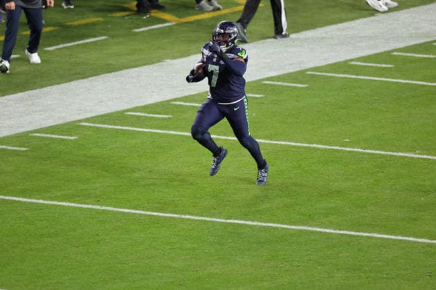 SANTA CLARA, CA - FEBRUARY 08: Seattle Seahawks linebacker Uchenna Nwosu (7) runs back a fumble for a touchdown during the Seattle Seahawks versus the New England Patriots Super Bowl LX game on February 8, 2026, at Levi s Stadium in Santa Clara, CA. (Photo by Jevone Moore Icon Sportswire) NFL, American Football Herren, USA FEB 08 Super Bowl LX Seahawks vs Patriots EDITORIAL USE ONLY Icon2602083180