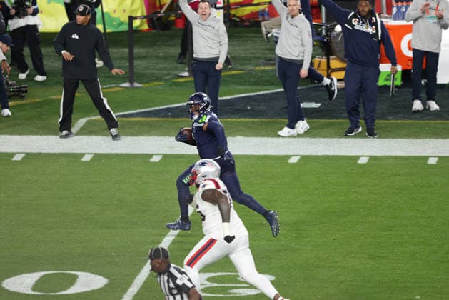 SANTA CLARA, CA - FEBRUARY 08: LB Uchenna Nwosu (7) of the Seattle Seahawks with a 44 yard interception return during the Seattle Seahawks versus the New England Patriots Super Bowl LX game on February 8, 2026, at Levi s Stadium in Santa Clara, CA. (Photo by Matthew Huang Icon Sportswire) NFL, American Football Herren, USA FEB 08 Super Bowl LX Seahawks vs Patriots EDITORIAL USE ONLY Icon26010126532