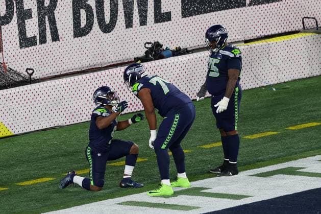 Kenneth Walker III 9 (Seattle Seahawks) nach seinem Touchdown, Josh Jones 74 (Seattle Seahawks), Anthony Bradford 75 (Seattle Seahawks), New England Patriots vs. Seattle Seahawks, Super Bowl, LX, Football, NFL, American Football Herren, USA 08.02.2026 Santa Clara Kalifornien Vereinigte Staaten