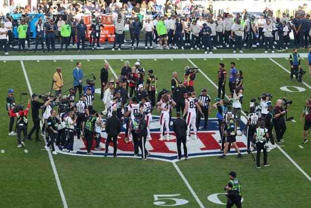 Sie Spieler beider Mannschaften stehen sich gegenueber und umarmen sich, New England Patriots vs. Seattle Seahawks, Super Bowl, LX, Football, NFL, American Football Herren, USA 08.02.2026 Santa Clara Kalifornien Vereinigte Staaten