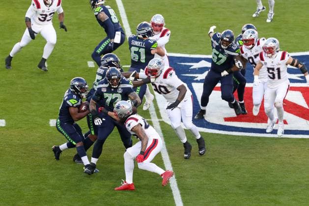 Kenneth Walker III 9 (Seattle Seahawks) mit dem Football in der Hand kaempft sich durch, New England Patriots vs. Seattle Seahawks, Super Bowl, LX, Football, NFL, American Football Herren, USA 08.02.2026 Santa Clara Kalifornien Vereinigte Staaten