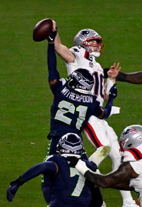 February 08, 2026 Seattle Seahawks cornerback Devon Witherspoon (21) forces a fumble against New England Patriots quarterback Drake Maye (10) during Super Bowl LX between the Seattle Seahawks and the New England Patriots at Levi s Stadium in Santa Clara, California. Mandatory Photo Credit : CSM Santa Clara United States of America - ZUMAc04_ 20260208_faf_c04_194 Copyright: xCharlesxBausx