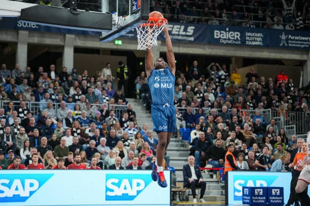 Basketball: easyCredit BBL, 19. Spieltag, MLP Academics Heidelberg - FC Bayern München Basketball am 08.02.2026 in Heidelberg (SNP Dome), Deutschland, Saison 2025 2026: DJ Horne (0, MLP) zum Dunk. Heidelberg SNP Dome Deutschland Copyright: xChristophxKinzingerx